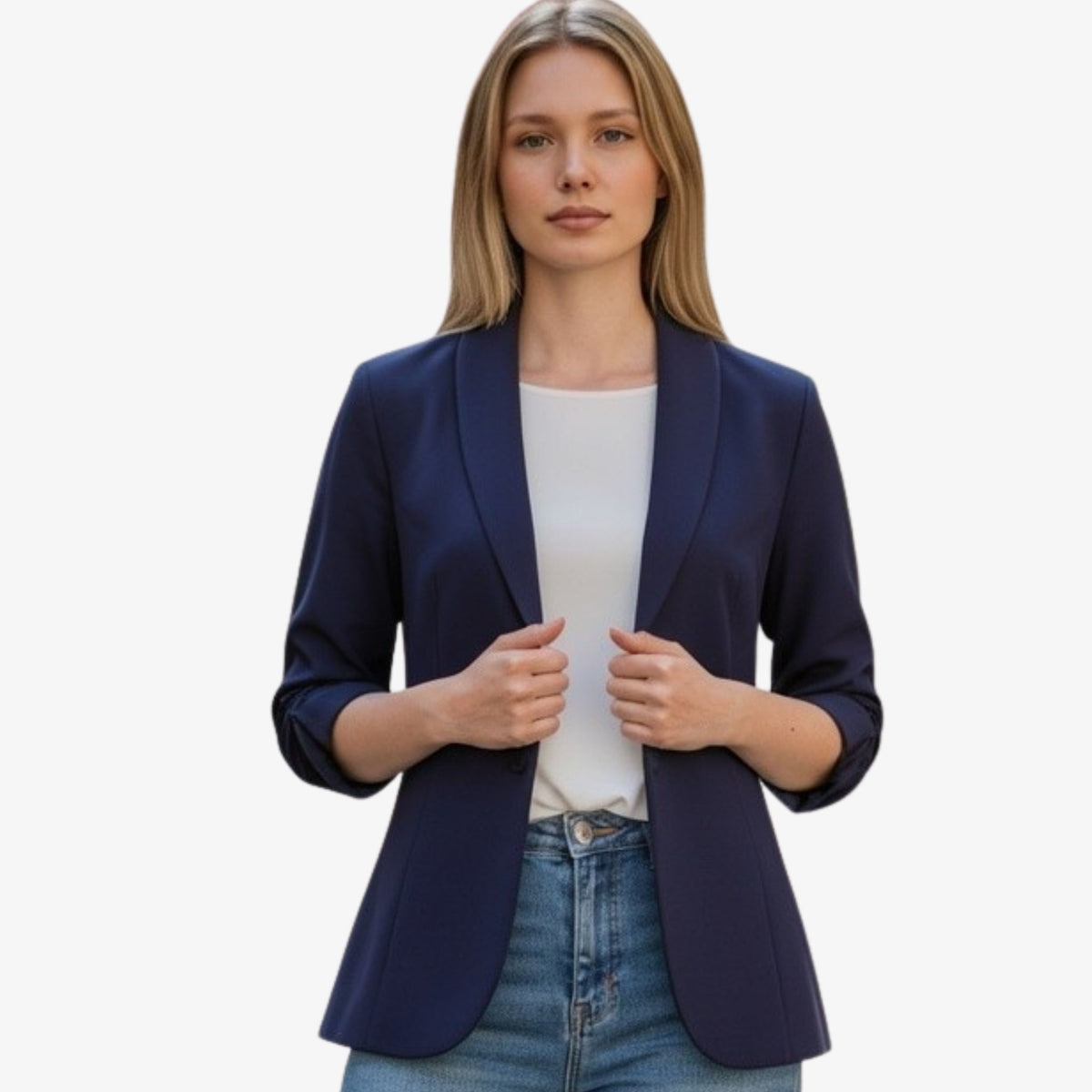 mujer viste chaqueta color azul marino maga 3/4 con elástico, botón y hojal, casual con chirriado en la espalda