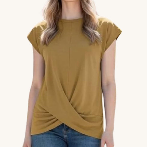 mujer viste blusa color camello con manga corta cuello redondo con nudo enfrente blusa casual 