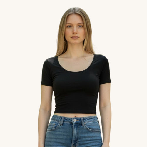 mujer viste blusa  color negra corta al ombligo, manga corta cullo redondo