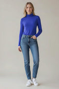 mujer viste blusa azul  rey cuello de tortuga o alto cuello redondo y manga larga