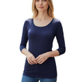 mujer viste blusa de manga 1/2 color azul marino cuello redondo, blusa casual
